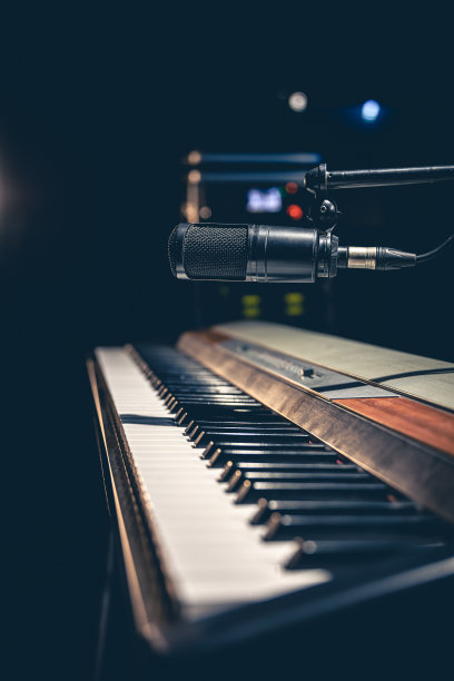 钢琴和麦克风在一个音乐工作室内部的黑暗背景上，图片下载