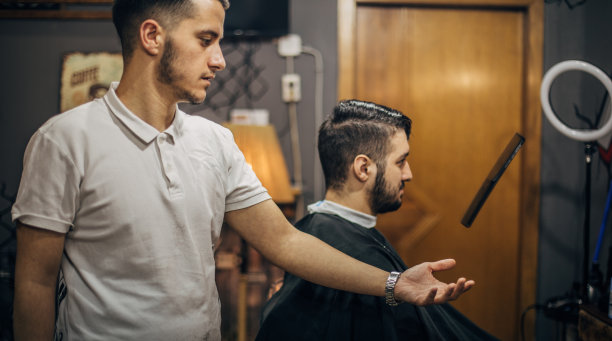 理发店里的顾客和理发师图片下载