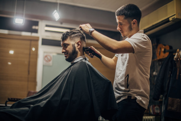 理发师在理发店里给顾客理发图片下载
