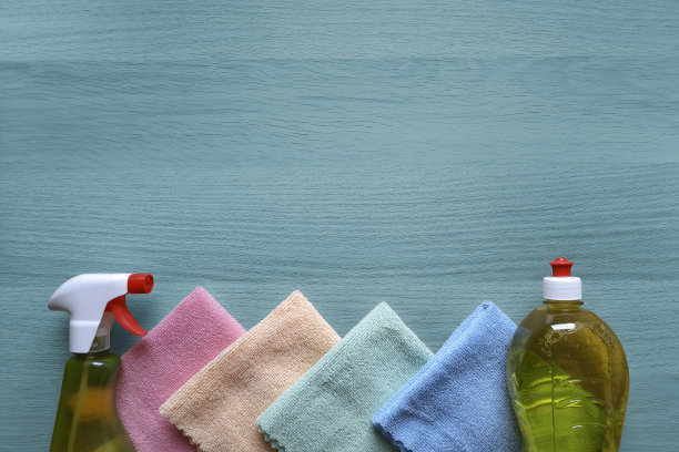 家用化学品和抹布。平的。放文字的地方。图片下载
