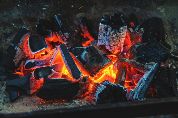 烤架上的煤在燃烧。有选择性的重点。图片下载