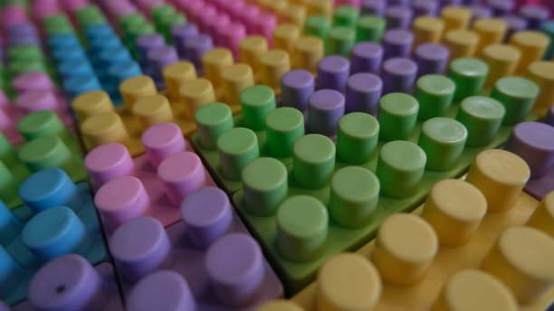 俯视图中多色玩具块的图案图片下载