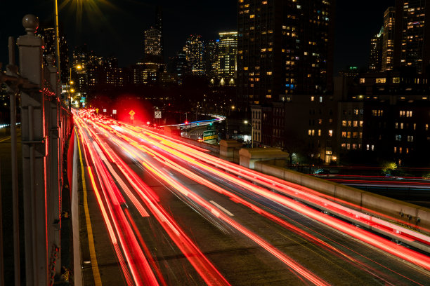 大城市的交通状况。布鲁克林大桥上的交通堵塞。夜城中汽车的移动。图片下载