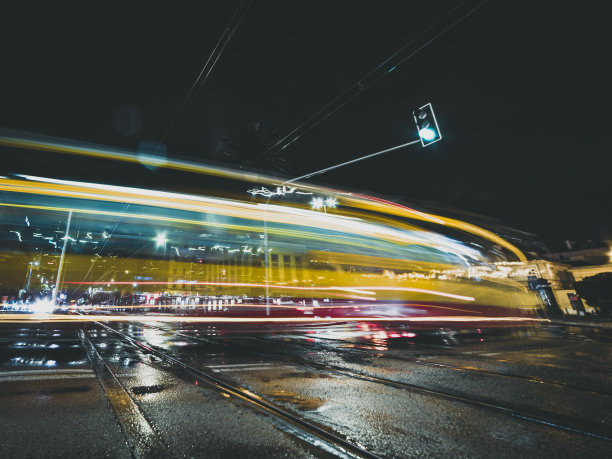 夜晚城市里有轨电车的轻轨图片下载