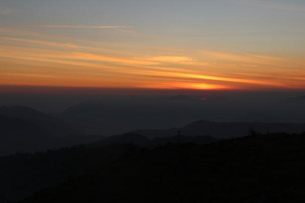 山上的日出，顶上有一个人的剪影。图片下载