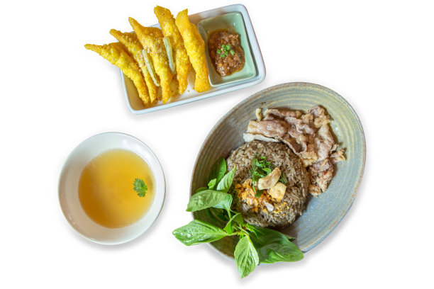 牛肉炒饭配新鲜鸡蛋和绿色罗勒，重点选择性图片下载