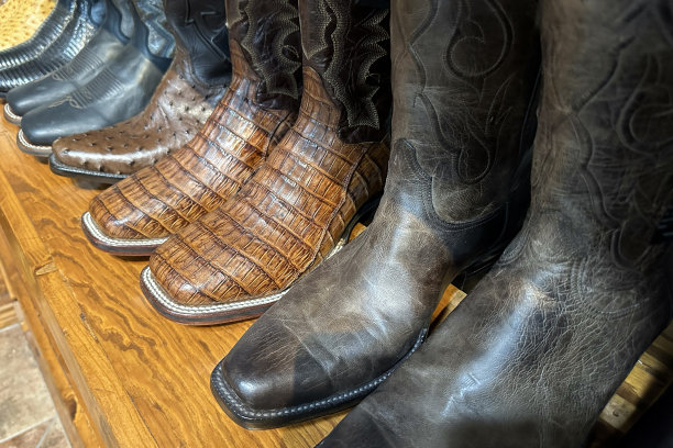 得克萨斯州商店里的木架子上放着牛仔靴，牧场里放着西部鞋。图片下载
