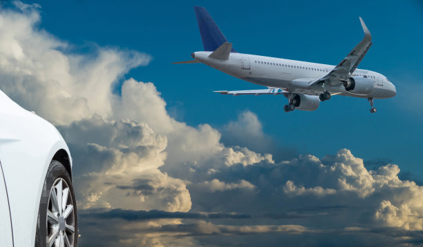 象征污染的汽车和飞机与天空图片下载