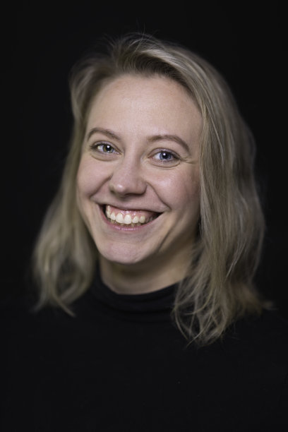 一个穿着黑色毛衣的黑发女人的肖像图片下载