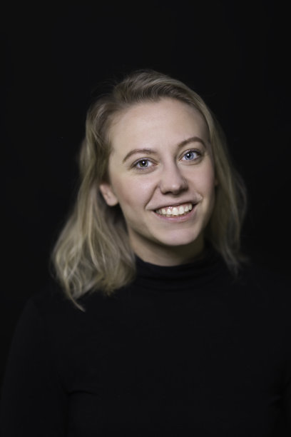 一位有着异色眼睛的女士的肖像图片下载