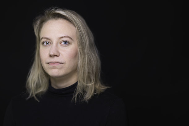 一个穿着黑色毛衣的黑发女人的肖像图片下载