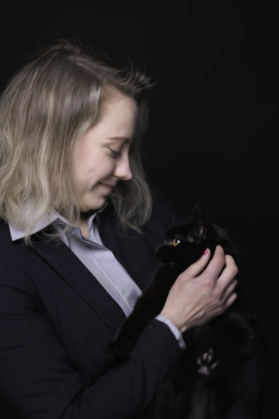 30多岁的女人和她的黑猫图片下载
