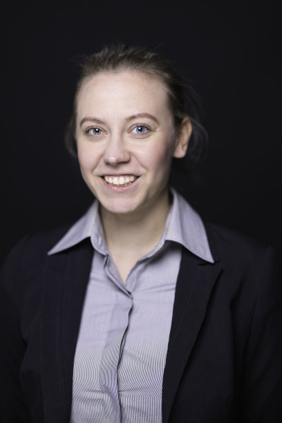 一个有异色症的金发女商人的肖像图片下载