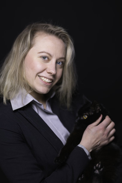 30多岁有异色症的女人抚摸着她的黑猫图片下载