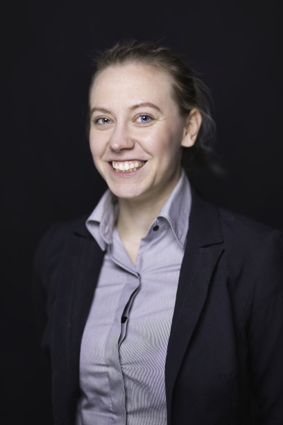 一个有异色症的金发女商人的肖像图片下载