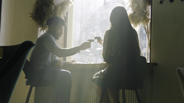 非洲裔美国人在咖啡馆品尝美食图片下载