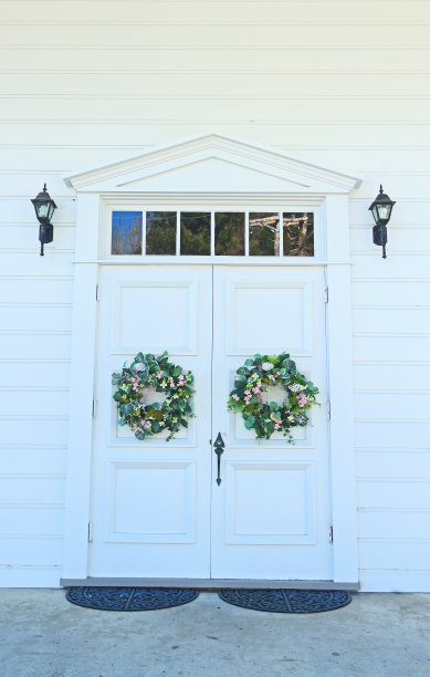 教堂的门上有花圈图片下载