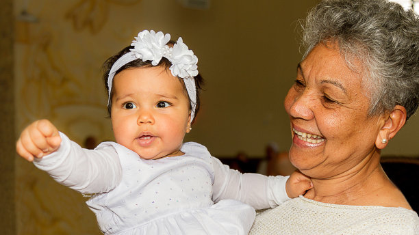 奶奶抱着孙女-洗礼仪式-老年生活方式图片下载
