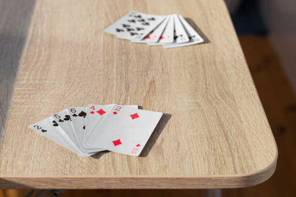 桌上放着各种花色的扑克牌图片下载