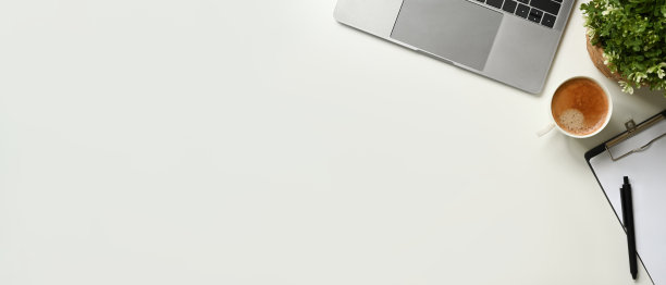 复印空间白色的办公办公桌上有空白的笔记本，笔记本电脑和其他办公用品。带复制空间的俯视图图片下载