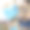 女画家在画布上画一幅蓝色的抽象画。有创意的女人在她的艺术工作室地板上工作。图片下载
