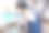 女画家在画布上画一幅蓝色的抽象画。有创意的女人在她的艺术工作室地板上工作。图片下载