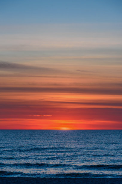 波罗的海壮观的金色日落图片下载