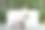 白色柔软的毛巾、饮水机和户外大理石桌子上的鲜花，特写图片下载