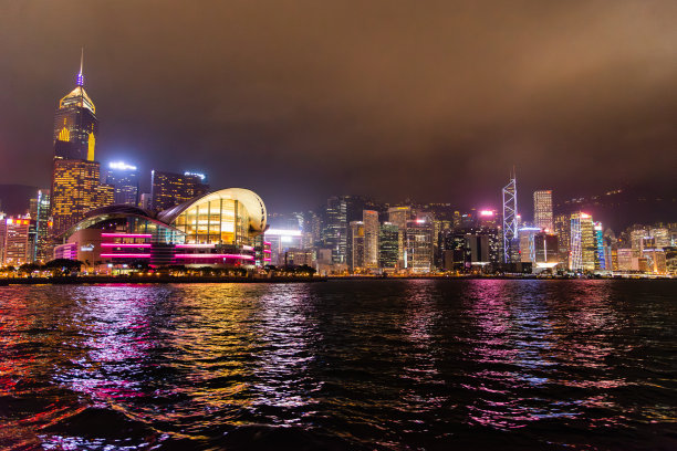 香港岛夜景与灯火通明的城市和薄雾图片下载