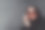 年轻的现代穆斯林女商人戴着头巾，在黑色黑板前使用智能手机图片下载