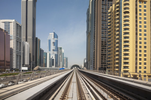 阿联酋迪拜地铁沿线的现代摩天大楼图片下载