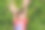 一个夏天的小女孩躺在草地和野花里，脚后跟和手掌。夏天，自由图片下载