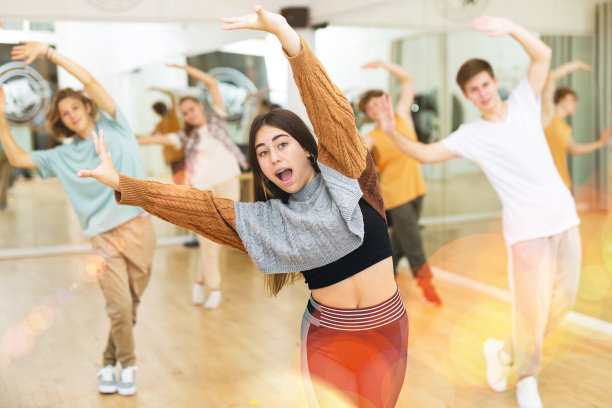 青年男女在舞厅跳现代舞图片下载