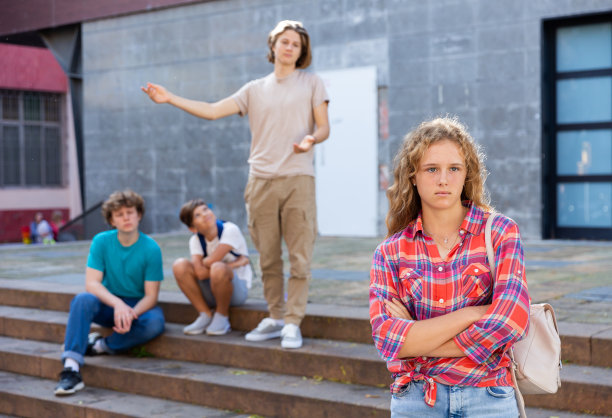 伤心的女孩和男孩吵架了图片下载