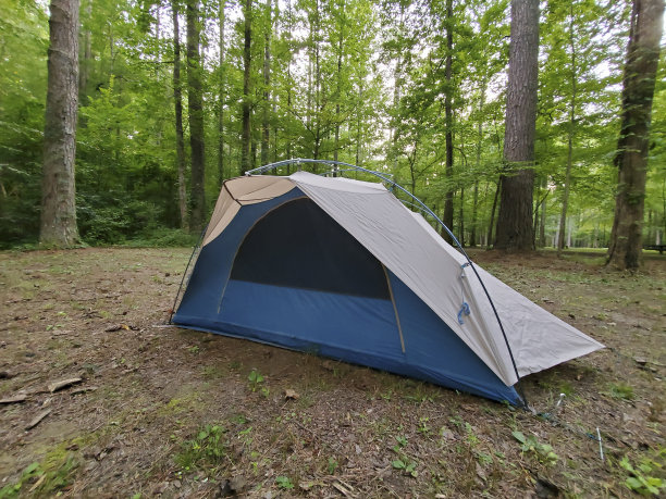 阿拉巴马州塔拉迪加国家森林的小露营帐篷图片下载