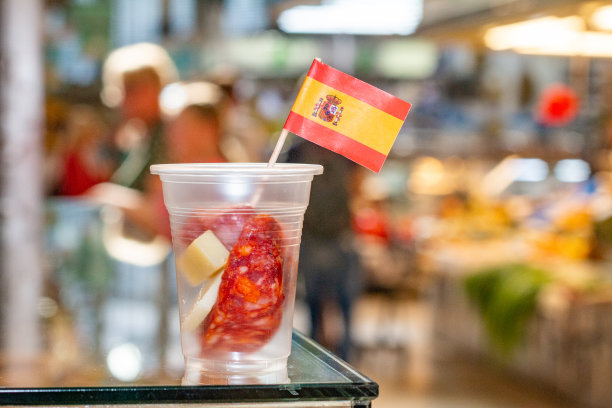 西班牙巴伦西亚梅尔卡多中心，西班牙国旗的一次性杯子里的香肠图片下载