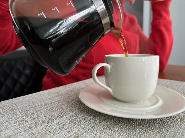 把咖啡倒进杯子里图片下载