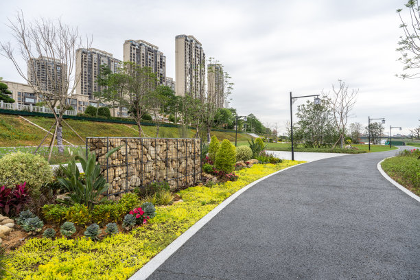 公园的小路紧挨着城市住宅区图片下载