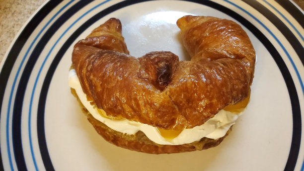 羊角面包配栗子和鲜奶油图片下载