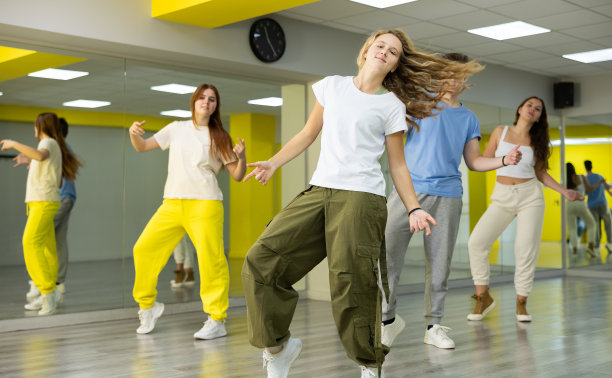 十几岁的男孩和女孩在工作室里进行集体舞训练，表演动感元素图片下载