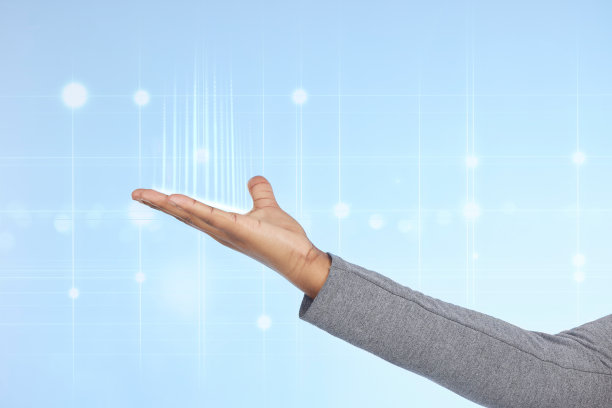 双手，未来的数字转型和虚拟现实，网络安全或金融科技在蓝色工作室背景下。人的手与未来的技术，虚拟世界或平台上覆盖图片下载