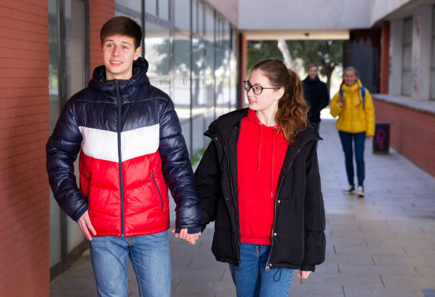 年轻漂亮的一对学生男女在一起开心地笑着图片下载