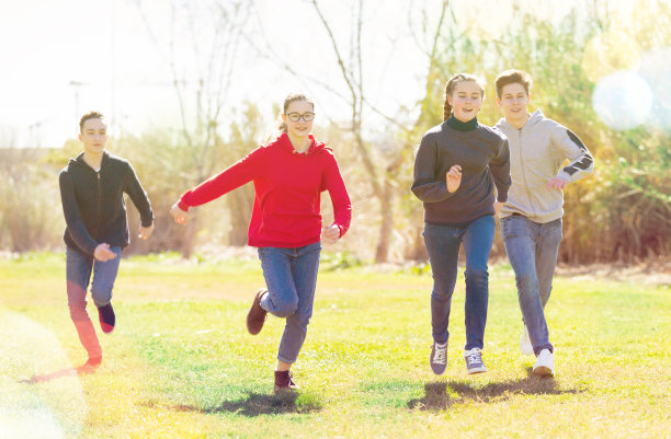 青少年们在公园里一起慢跑，玩得很开心图片下载