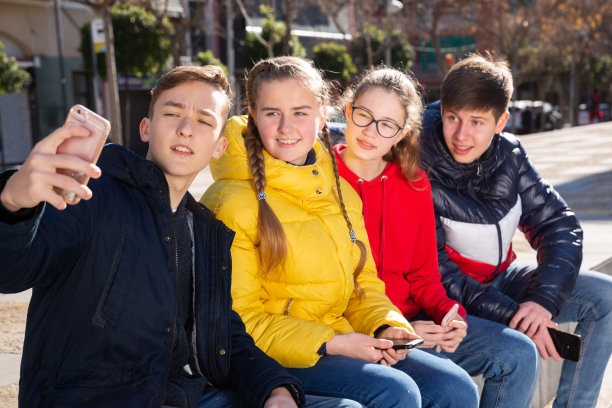 快乐少年自拍图片下载