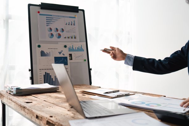 会计工作财务投资计算器，计算，分析业务和市场增长的财务文件数据图表图片下载