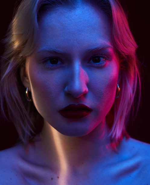 美丽的肖像，一个严肃的金发女子与自然纯净的皮肤。用照片凝胶拍摄的照片。图片下载