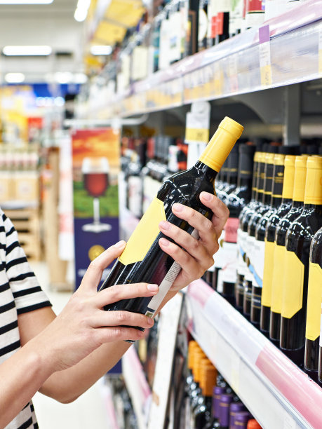 店内顾客手中的一瓶酒图片下载