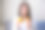 一个年轻女子在家里拿着一个橙子和一杯新鲜的橙汁的肖像图片下载