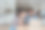 父亲和女儿在现代的房子里，在假期和家人一起在笔记本电脑上聊天。现代家庭的生活图片下载