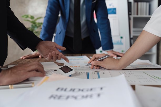 业务团队用计算器计算数字，统计业务利润增长率，分析图表数据，放在办公室办公桌上图片下载